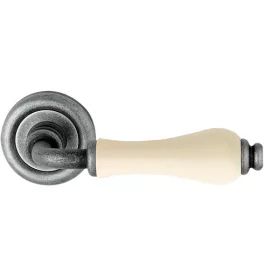   Linea Cali Dalia antik fém körrozettás kilincsgarnitúra elefántcsontszín porcelánnal 602 RB 103 PA F